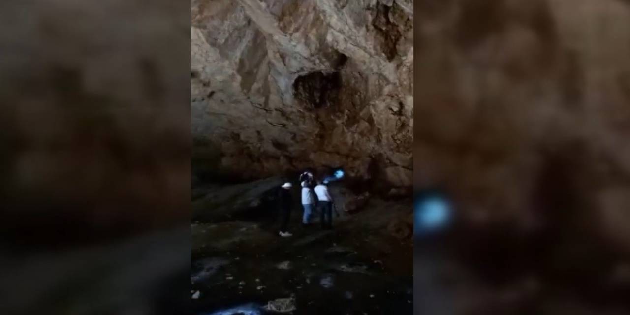 Buz Mağarasında 80 Metrelik Çukura Düşen Şahıs Hayatını Kaybetti, Düşme Anı Kameraya Yansıdı