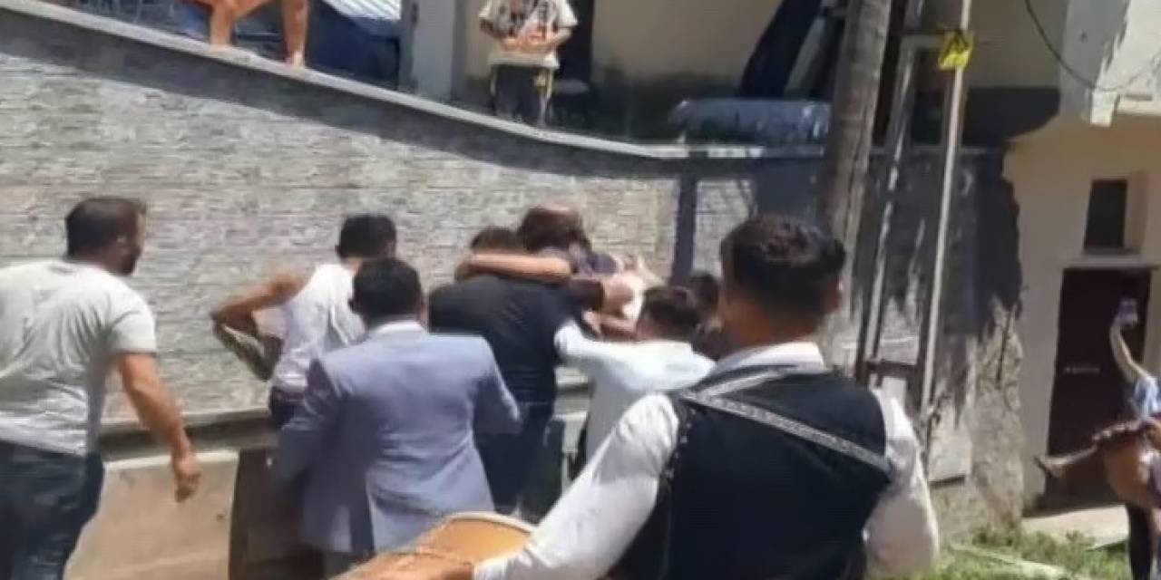 Düğüne Geç Kalanlara Sulu Ceza: Su Dolu Oluğa Attılar