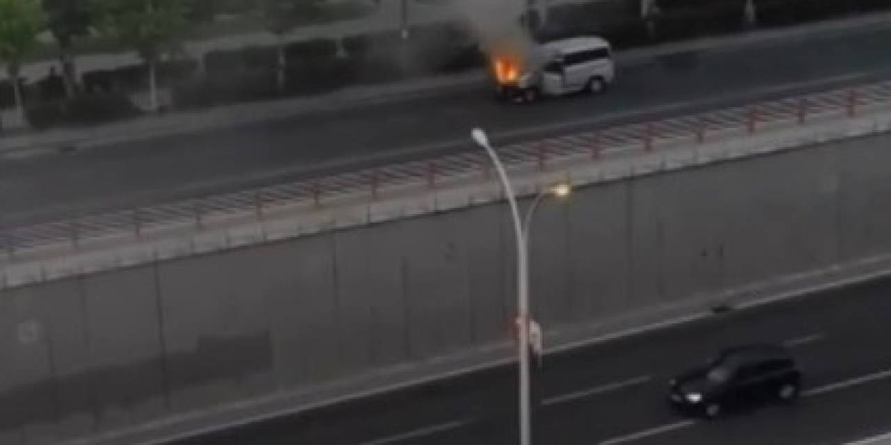 Diyarbakır’da Seyir Halindeki Araç Yandı