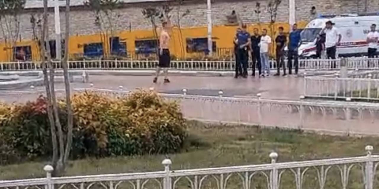 Taksim Meydanı’nda Hareketli Dakikalar Kamerada: Bıçakla Kendini Rehin Aldı