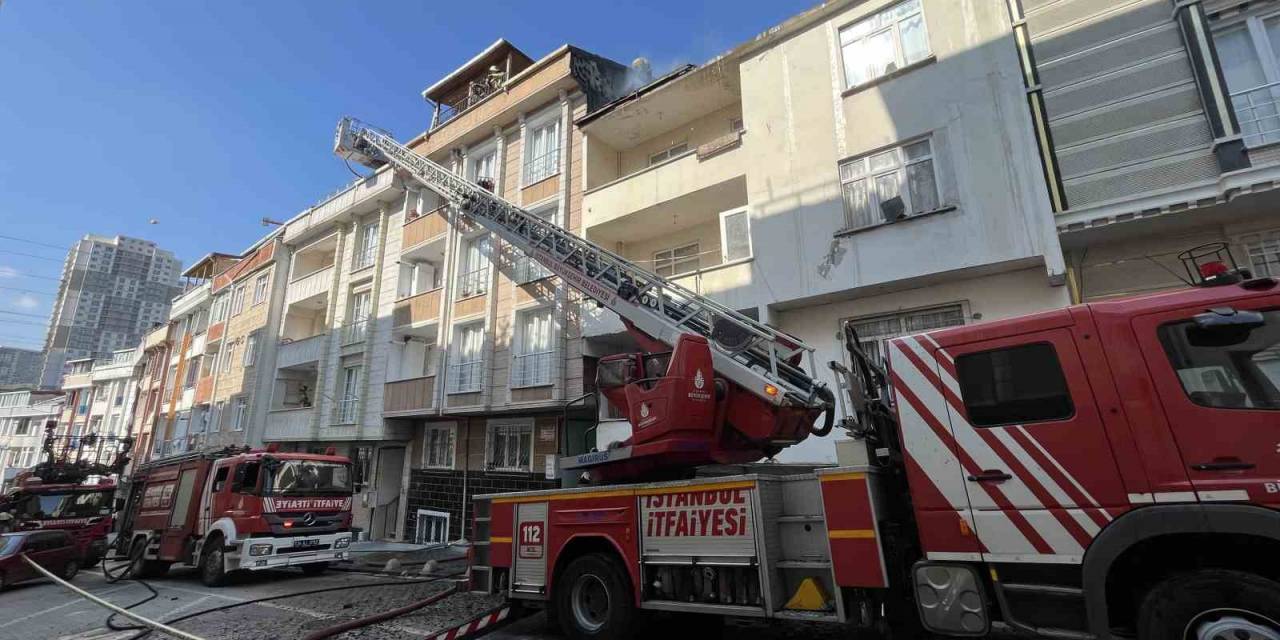 Esenyurt’ta 4 Binanın Çatısı Alev Alev Yandı