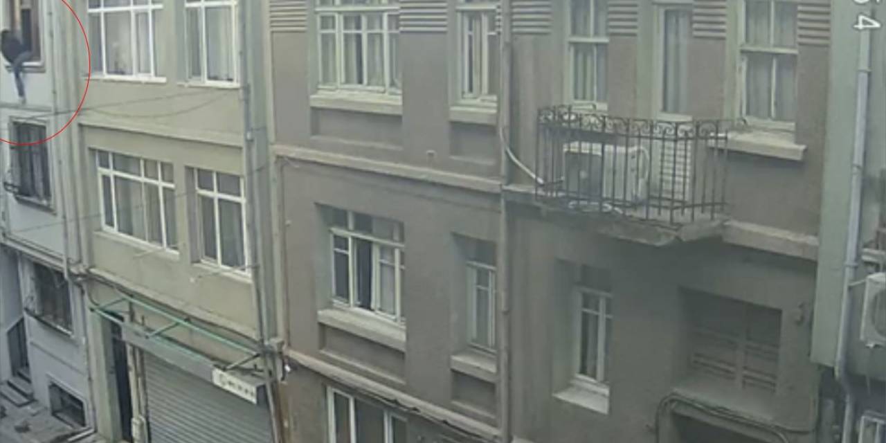 İstanbul’da “örümcek Adam” Gibi Hırsız Kameraya Yansıdı: Ev Sahibiyle Karşılaşınca Kaçtı