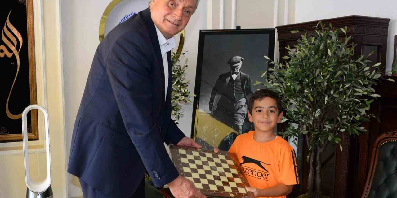 Satranç Meraklısı Minik Eymen’e Süprüz Hediye
