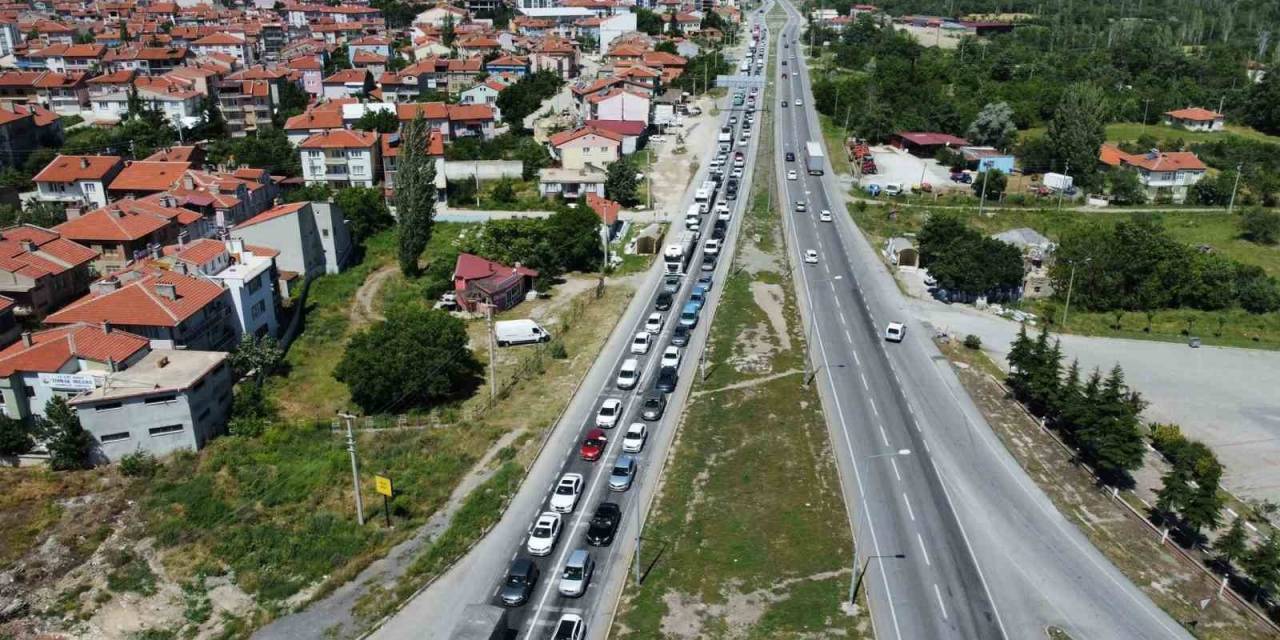 9 Günlük Tatilde Afyonkarahisar’dan 1 Milyon 300 Bine Yakın Araç Geçiş Yaptı