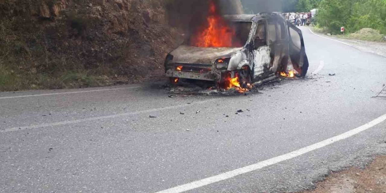 Hafif Ticari Araç Alev Alev Yandı