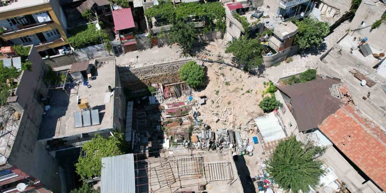 Çöken İstinat Duvarı Tehlike Oluşturuyor