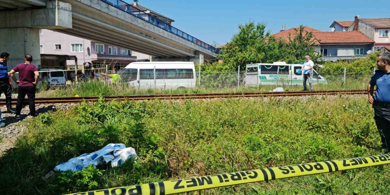 Demir Yolundan Karşıya Geçmek İsteyen Kadına Yük Treni Çarptı