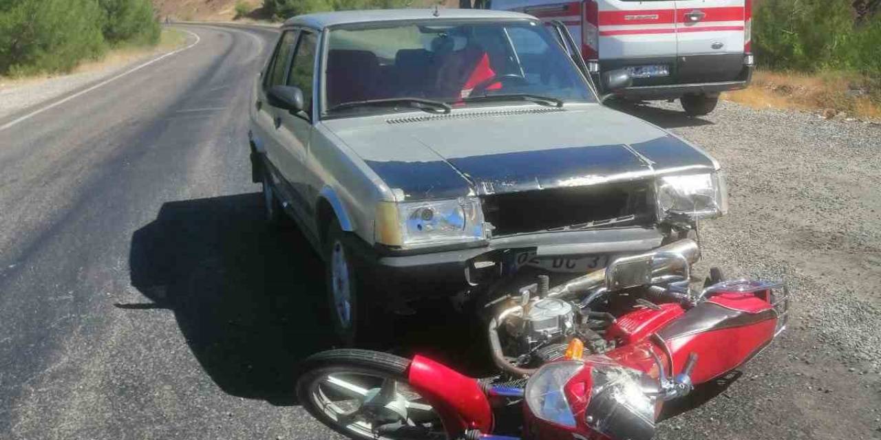 Otomobil İle Motosiklet Çarpıştı: 2 Yaralı