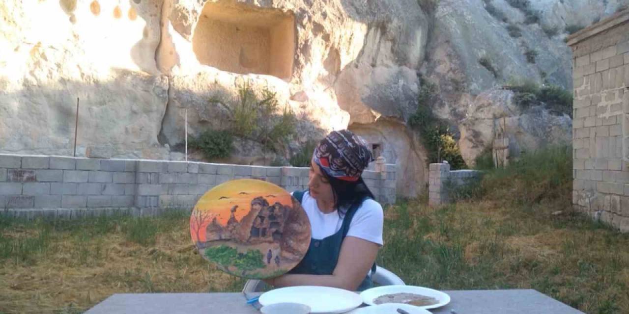 Dünyada İlk Defa İki Farklı Toprağı Birleştirerek Resim Yaptı