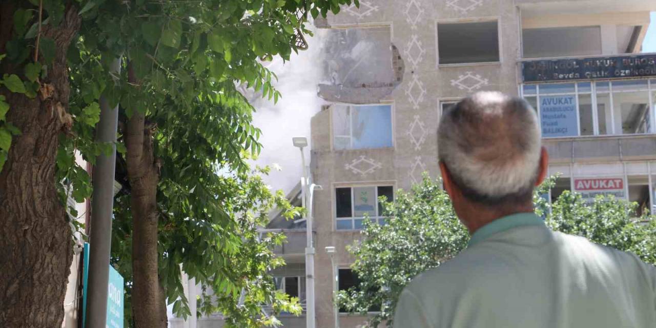 Şanlıurfa’da Depremde Hasar Gören Binalar Yıkılıyor