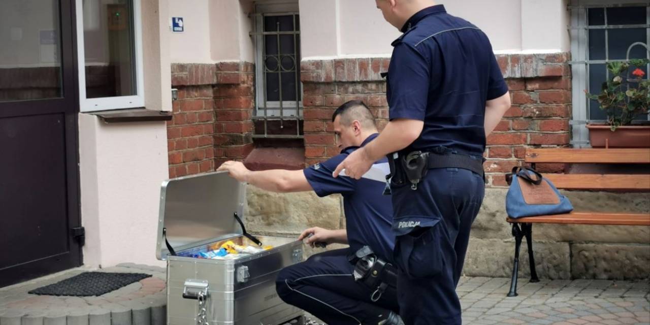 Polonya’da Çocuk Yuvasının Kapısına Para Ve Şeker Dolu Sandık Bırakıldı