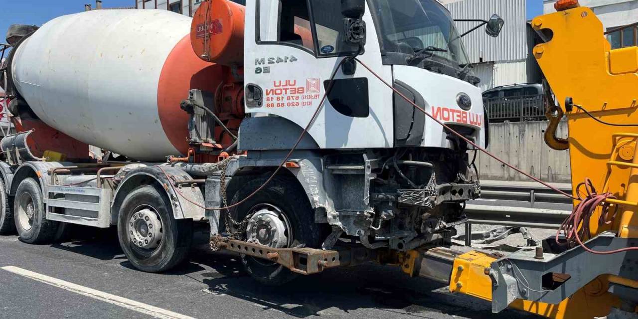 Beylikdüzü’nde Beton Mikseri Sürücüsü Bariyerlere Çarptı