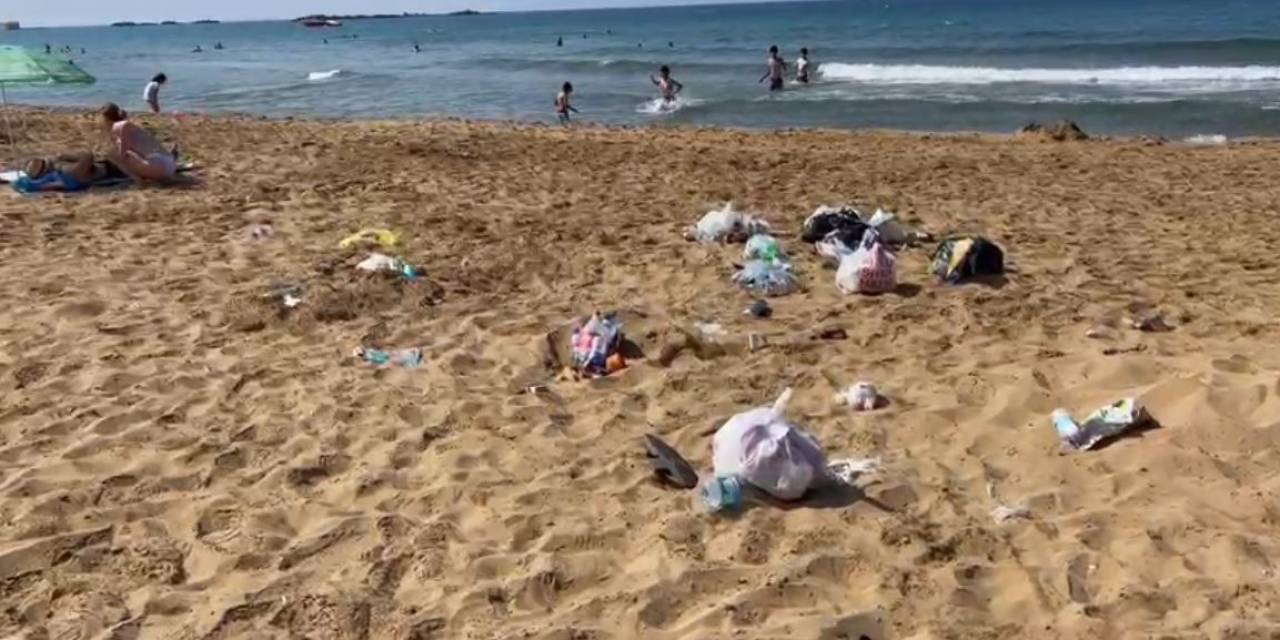 Halk Plajındaki Çöpleri Gören Plaj İşletmecisi İsyan Etti: "deniz Herkesin Malı Ama Kirletmek Herkesin Hakkı Değil"