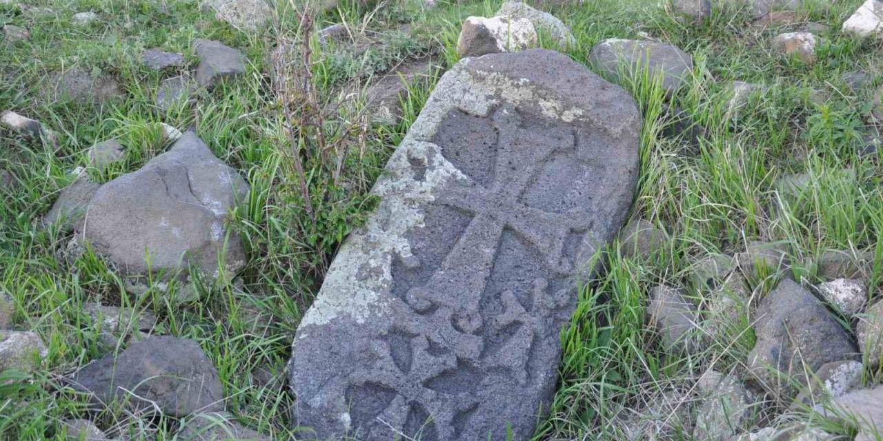 Kars’ta Haç İşaretli Tarihi Mezarlar Görenlerin Dikkatini Çekiyor