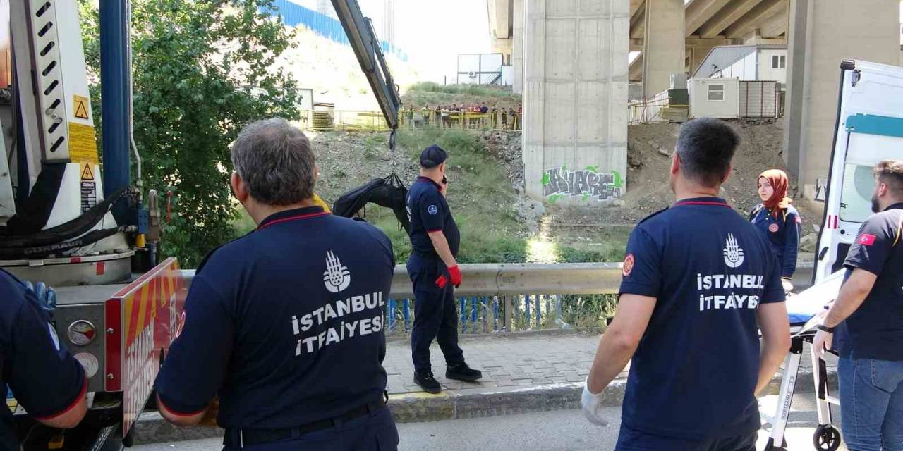 Ümraniye’de Viyadük Altındaki Derede Erkek Cesedi Bulundu