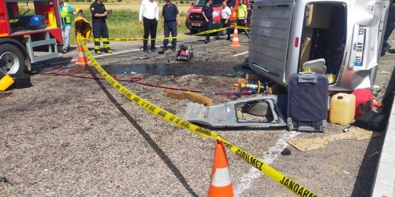 Konya’da Hafif Ticari Araçla Otomobil Çarpıştı: 1 Ölü, 5 Yaralı