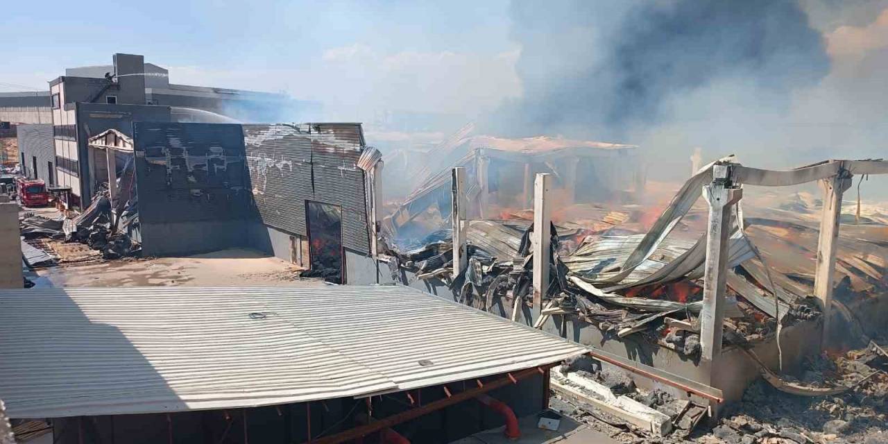 Gaziantep’teki Fabrika Yangını 5 Saatlik Çalışmayla Kontrol Altına Alındı