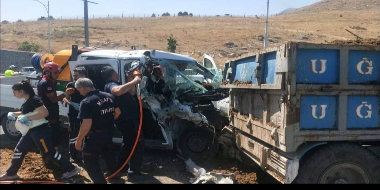 Kamyonet İle Traktör Çarpıştı: 1 Yaralı