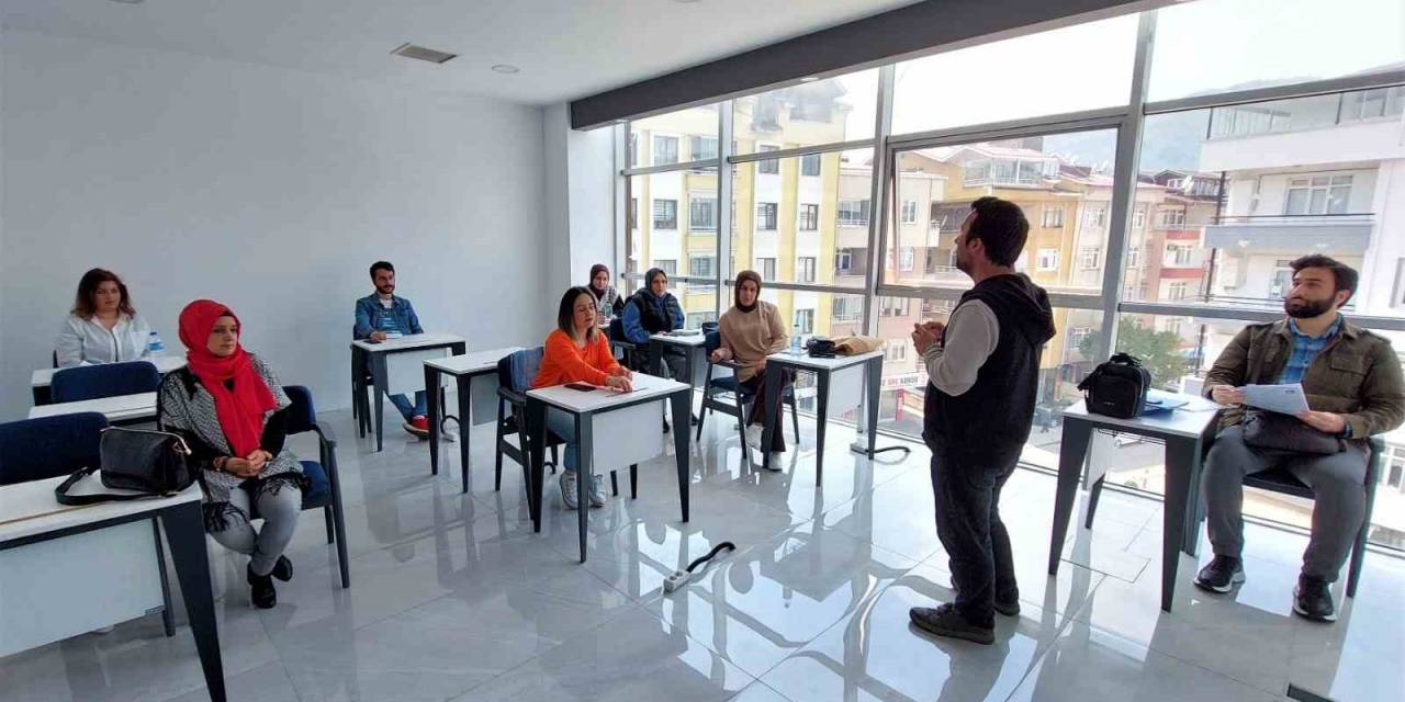 Bu Merkezde Gençler Ve Kadınlar Meslek Öğreniyor