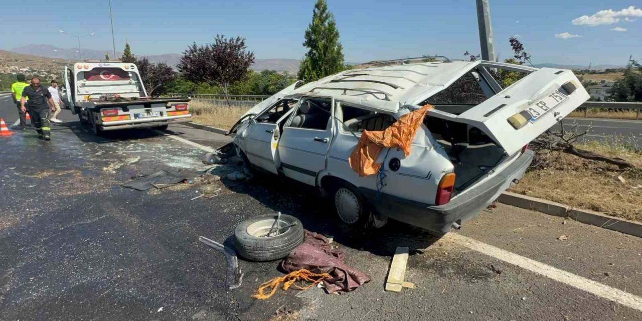 Takla Atan Araç Kağıt Gibi Oldu: 2 Yaralı