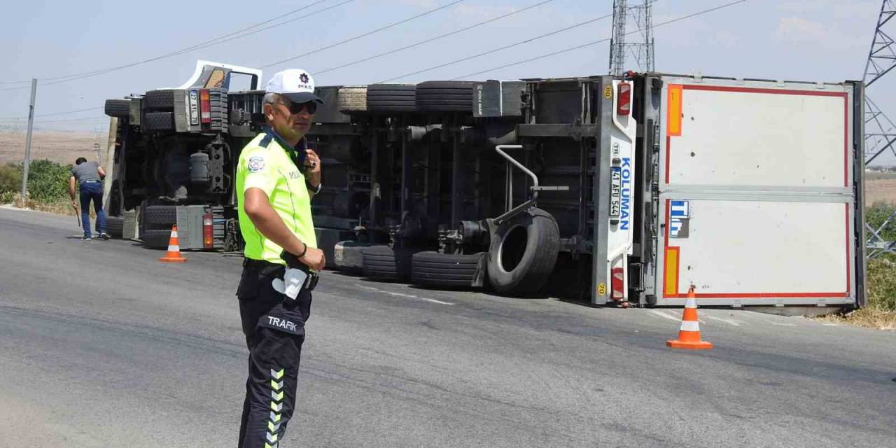 Virajı Alamayan Tır Devrildi: 2 Yaralı