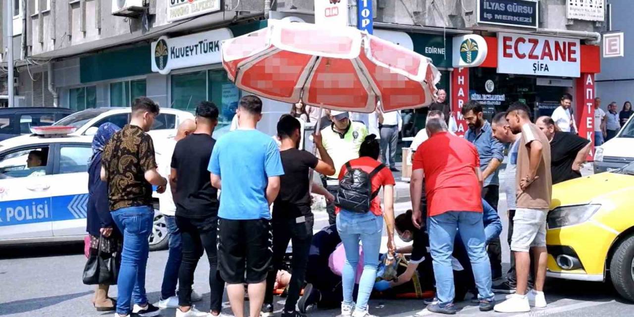 Yerde Yatan Yaralıyı Şemsiye İle Güneşten Korudu