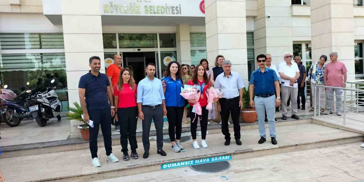 Güreşte Avrupa Üçüncüsü Olan İlyasoğlu, Köyceğiz’de Çiçeklerle Karşılandı