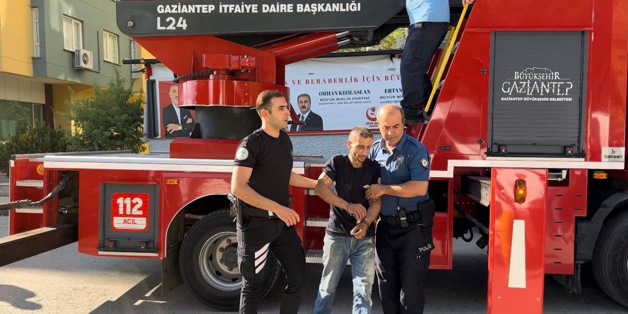 Hırsızlar Bu Sefer Baltayı Taşa Vurdu: Kaçarken Klimanın Demirine Asılı Kaldılar