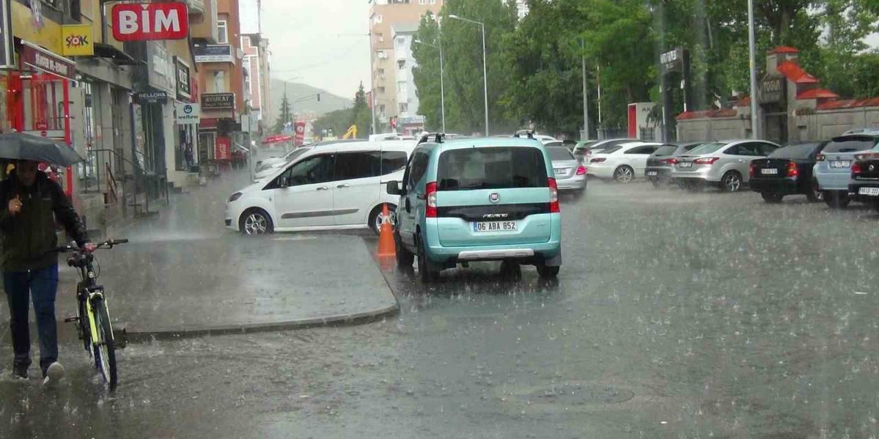 Kars’ta Sağanak Caddeleri Göle Çevirdi