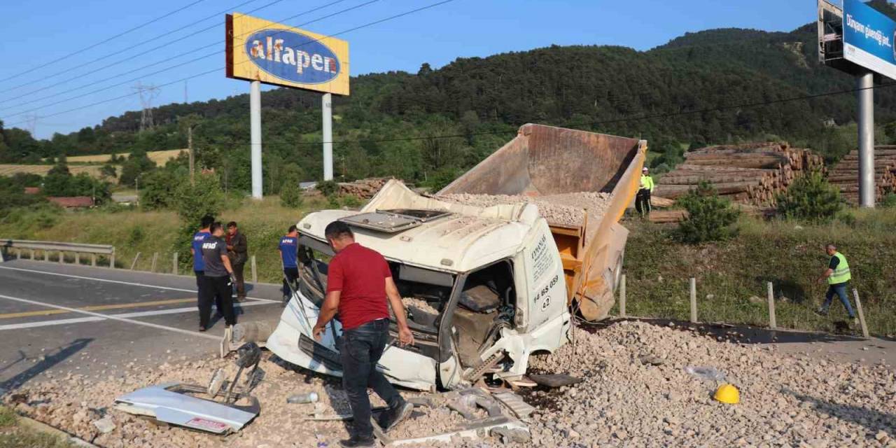 Freni Patlayan Taş Yüklü Kamyon D-100 Karayoluna Uçtu: 2 Yaralı