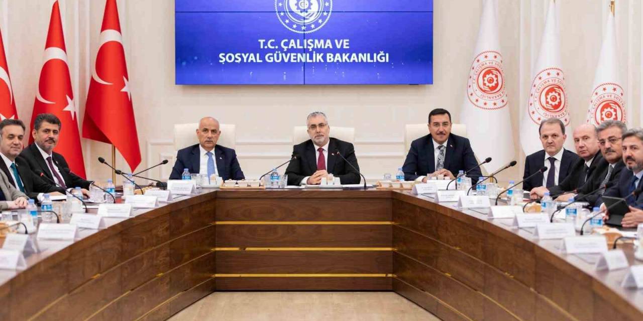 Bakan Işıkhan Depremden Etkilenen İllerle İlgili Değerlendirme Toplantısına Katıldı