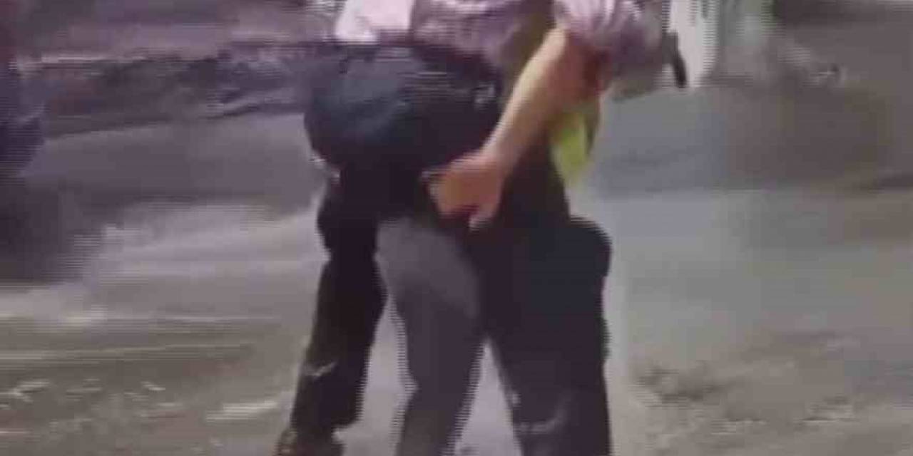 Yaşlı Adamı Sırtında Taşıyan Polis Memuru Takdir Topladı