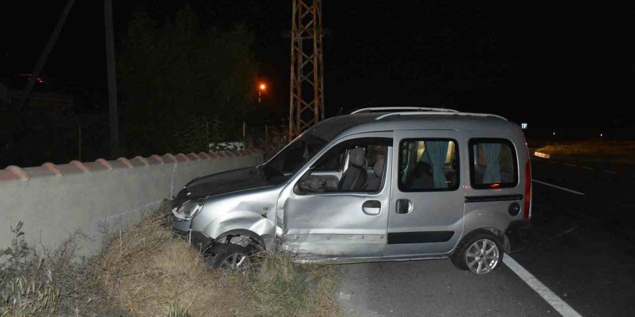 Tosya’da D100’de İki Araç Çarpıştı: 3 Yaralı