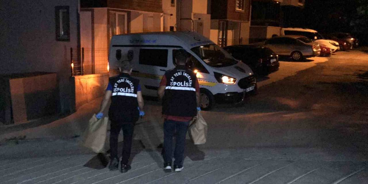 Sokakta Terör Estirdiler: Otomobilin Camlarını Kırdılar, 2 Kişiyi Bıçakla Yaraladılar