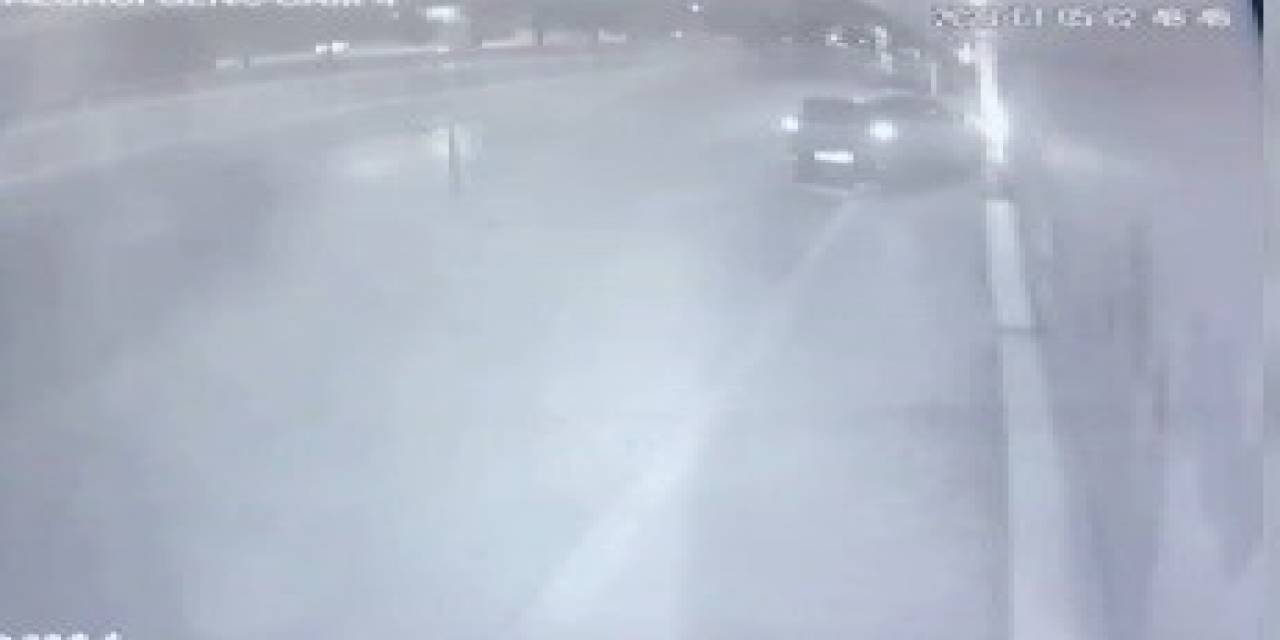 Direksiyonda Sızdı, Otomobiliyle Dükkana Daldı: O Anlar Kamerada