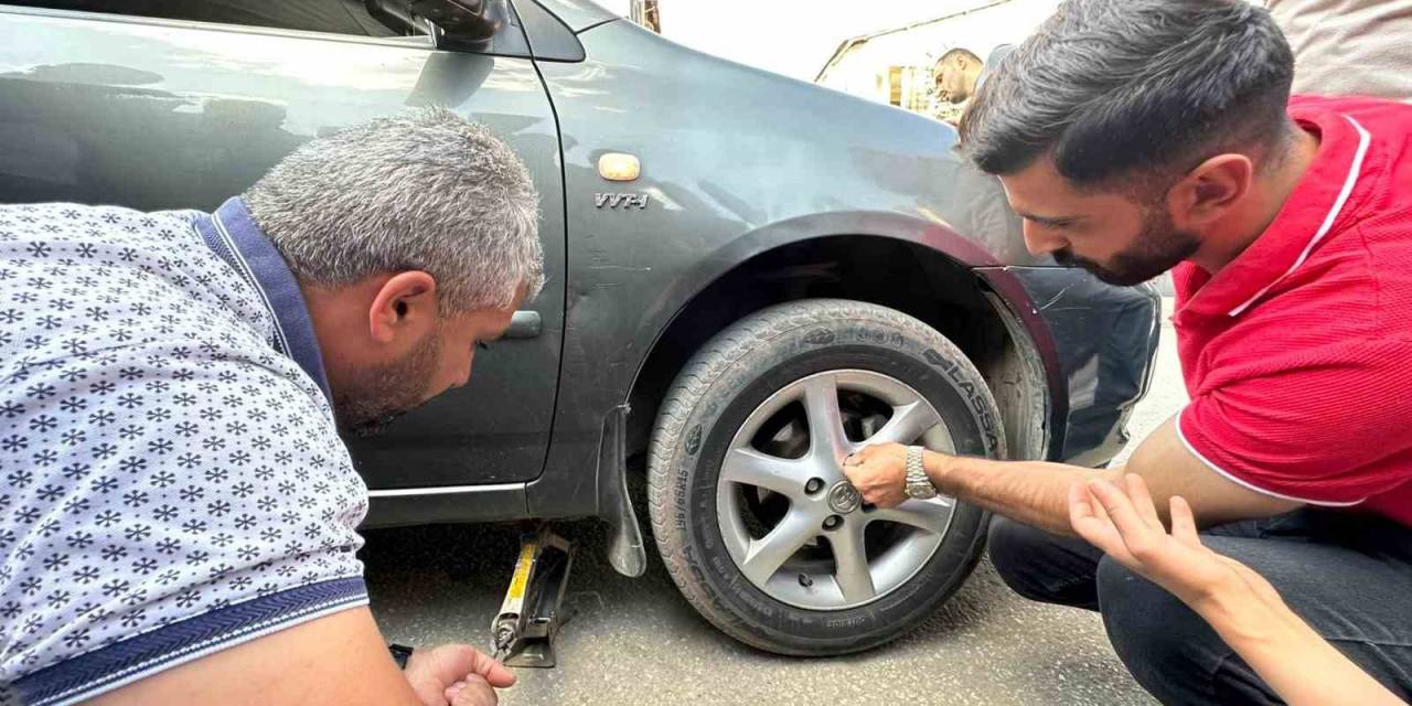 İki Defa Girdiği Araçta Sıkışan Yavru Kedi Kurtarıldı