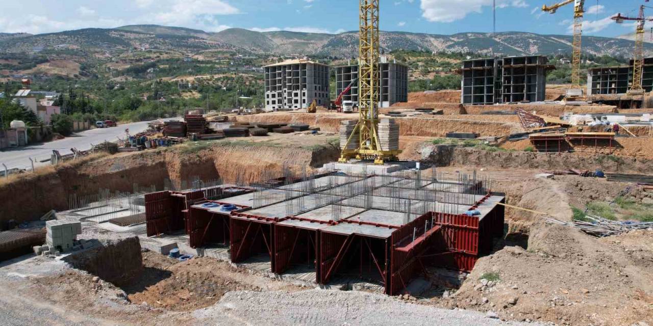 Depremzedelerin Konutları Hızla Yükseliyor, Örnek Daireler Ortaya Çıkıyor