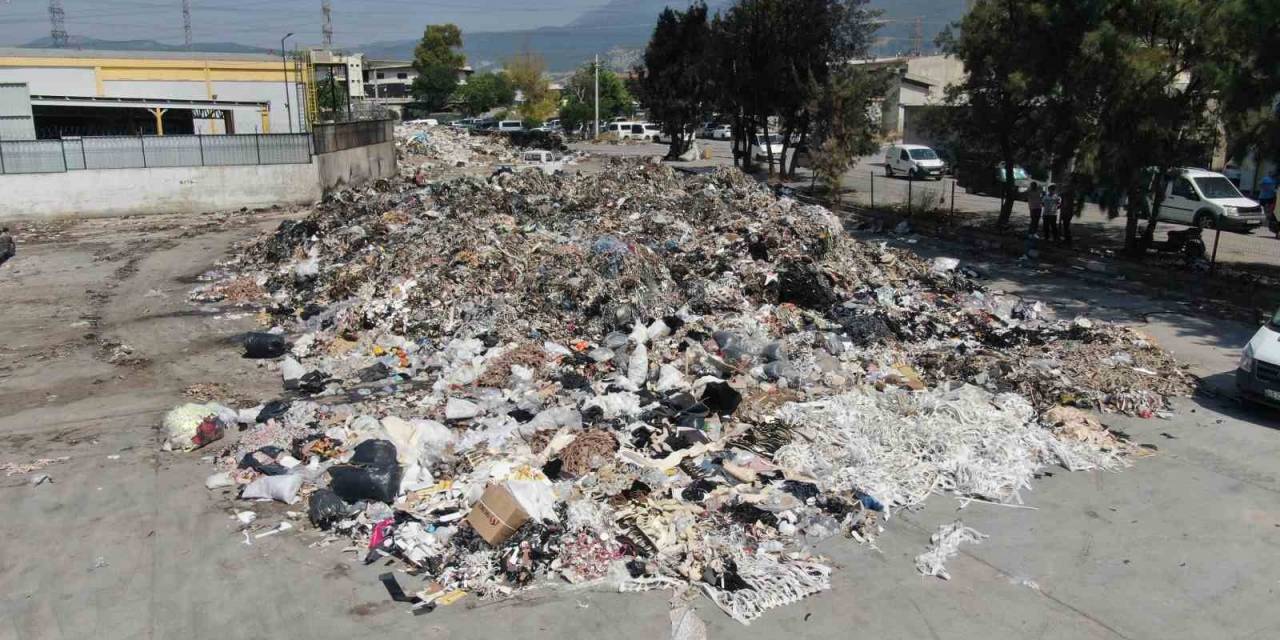İzmir’in Göbeğinde Esnafı Bezdiren Çöp Dağları: "mikrop Kapıp Hasta Olacağız"