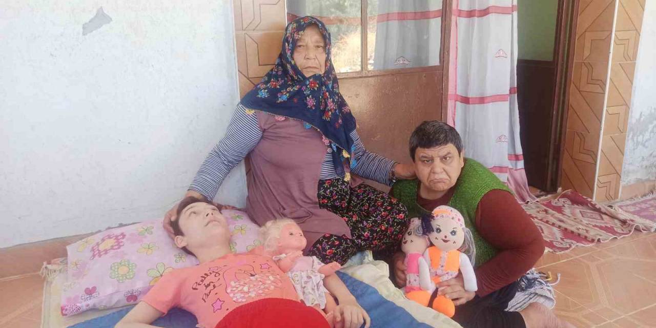 Eli Öpülesi Anne,  Engelli Çocuklarına Bebek Gibi Bakıyor