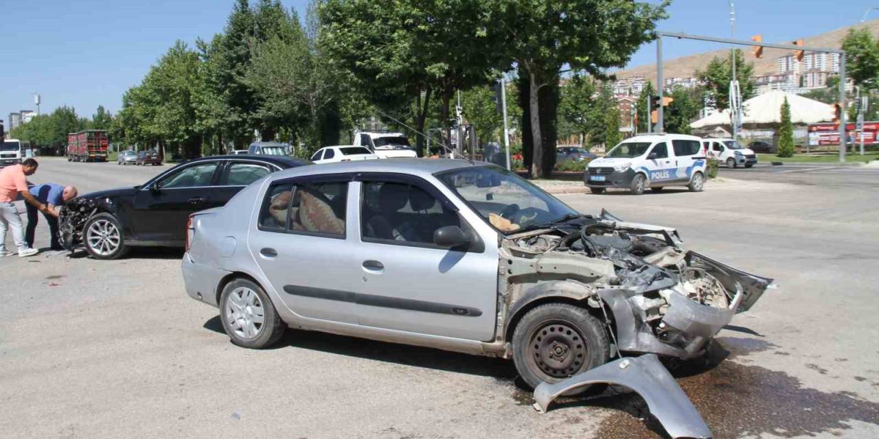 Elazığ’da Trafik Kazası: 3 Yaralı