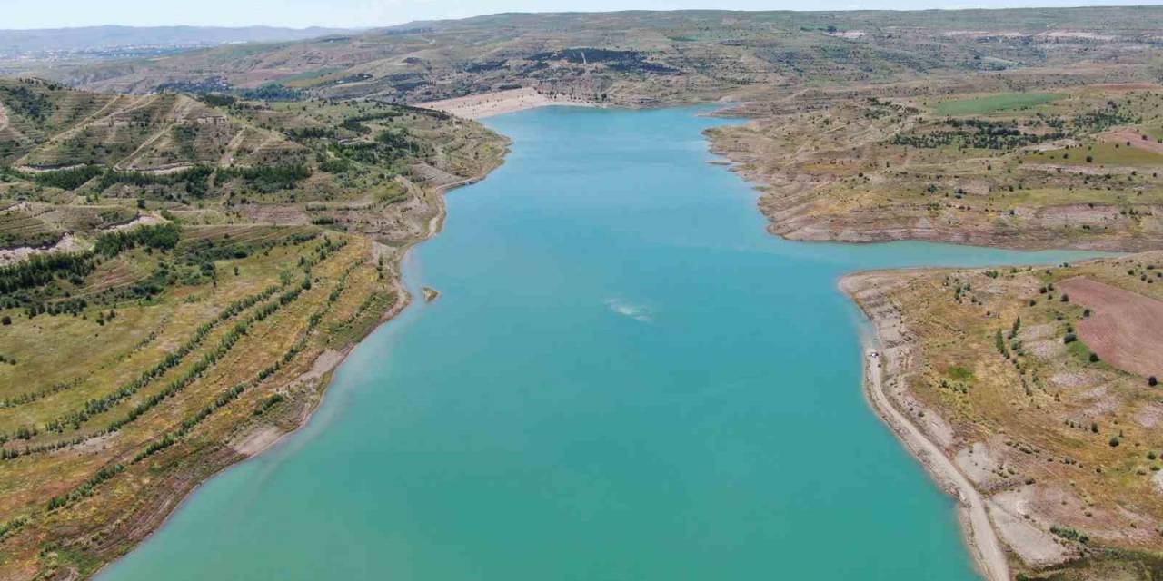 Kuruma Noktasına Gelen Barajın Suyu Yükseldi, Oltasını Alan Balık Avlamaya Geldi