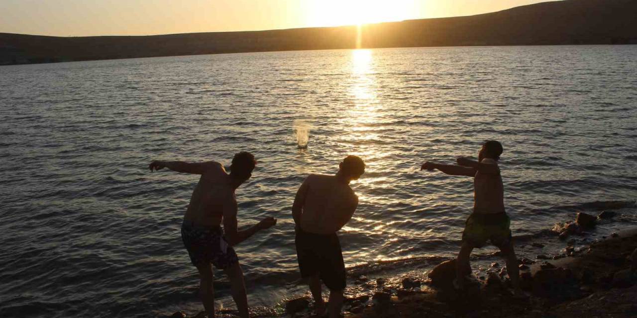 Acıgöl Gün Batımında Çok Sayıda Ziyaretçiye Ev Sahipliği Yapıyor