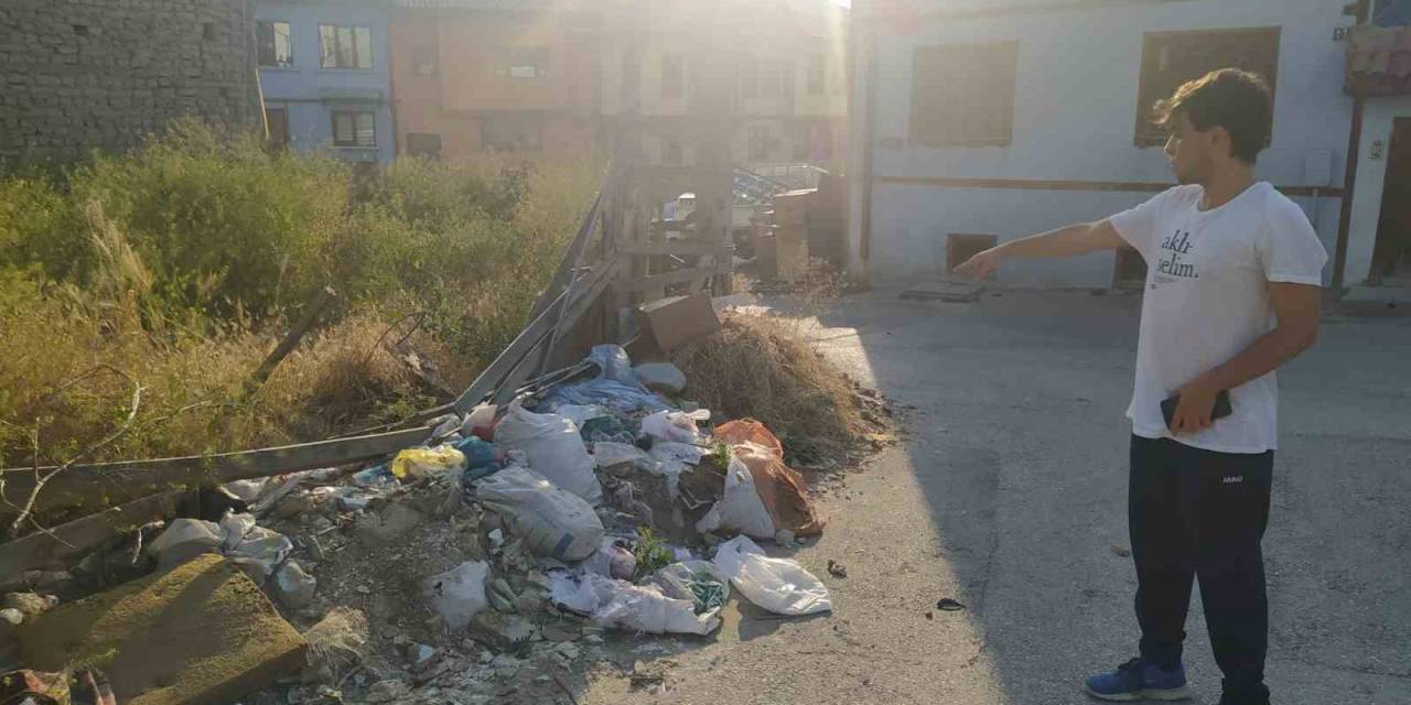Tarihi Bölgeye Şuursuzca Atılan Çöp Ve Molozlar Görüntüler Oluşturdu