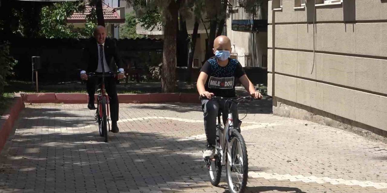 Kanser Tedavisi Gören Çocuğa Bisiklet Sürprizi: Mutluluğu Gözlerine Yansıdı