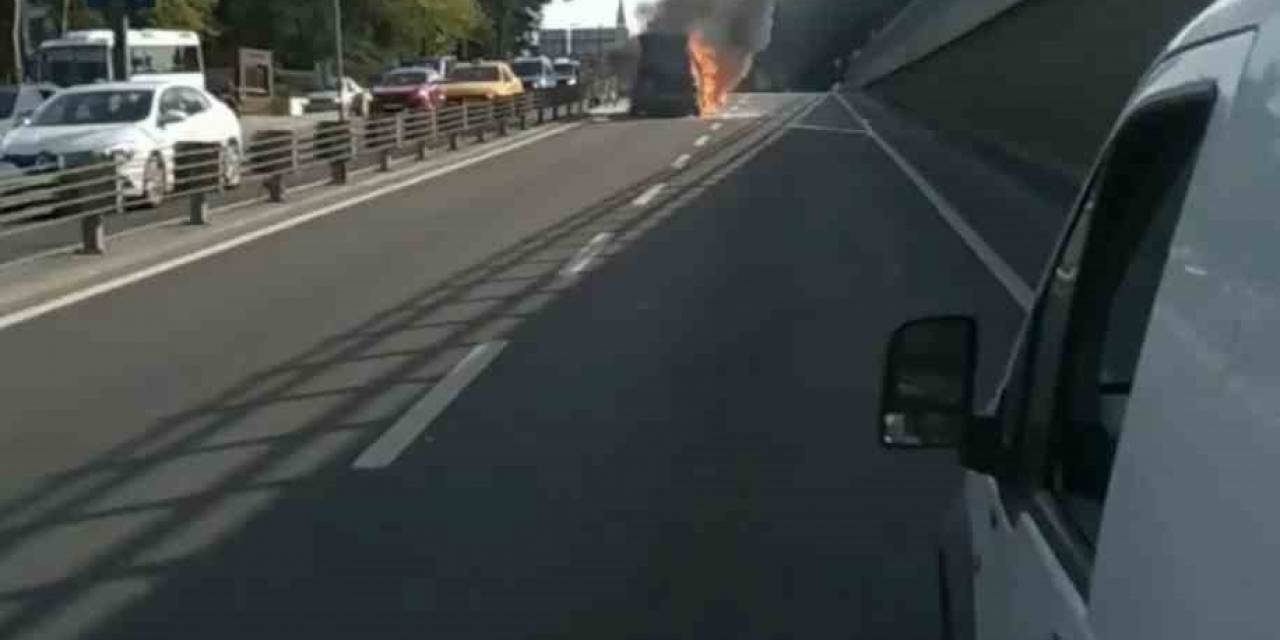 İstanbul’da Otomobil Alev Topuna Döndü: Vatandaş Haber Spikeri Gibi Olayı Anlattı