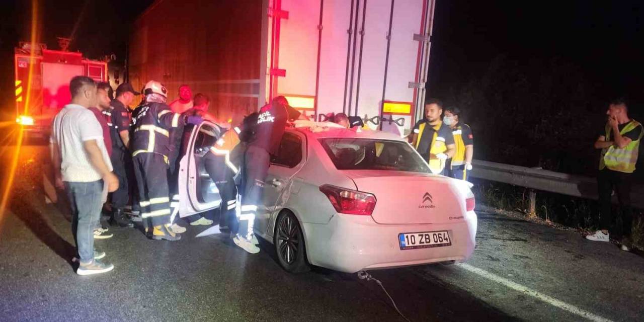Bilecik’te Tırın Altına Giren Otomobilde Bulunan 2 Kişi Ağır Yaralandı