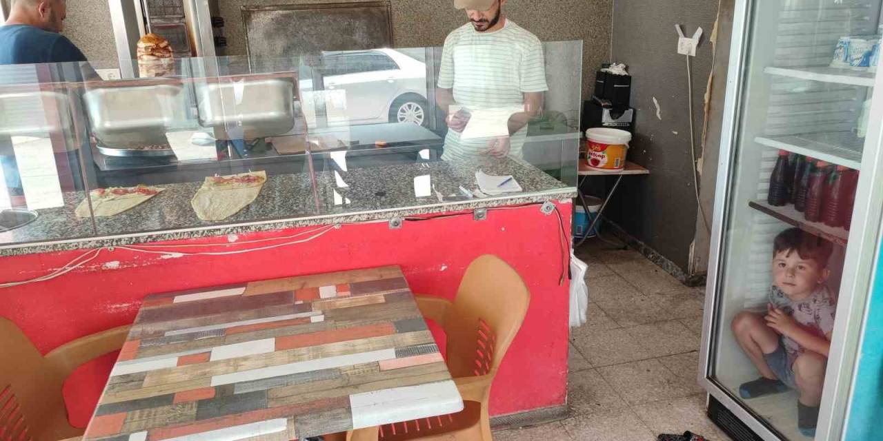 Sıcaktan Bunalan Çocuk Buzdolabında Serinledi