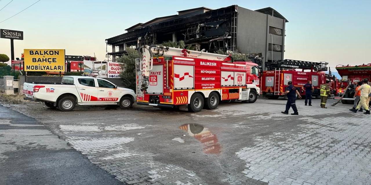 Burhaniye’de Mobilya Mağazası Yandı