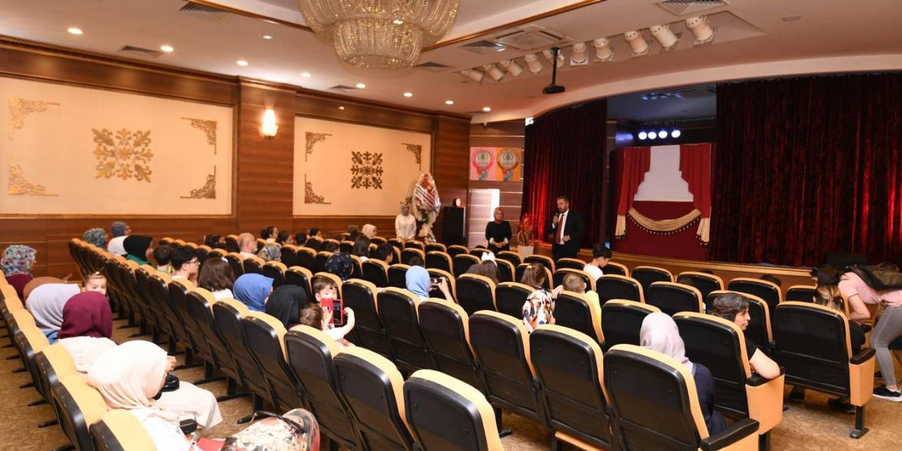 Pursaklar’da Hacivat-karagöz Tiyatro Oyununu Miniklerle Buluşturuldu