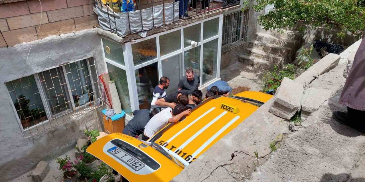 Kamyonet İle Çarpışan Taksi Evin Bahçesine Uçtu